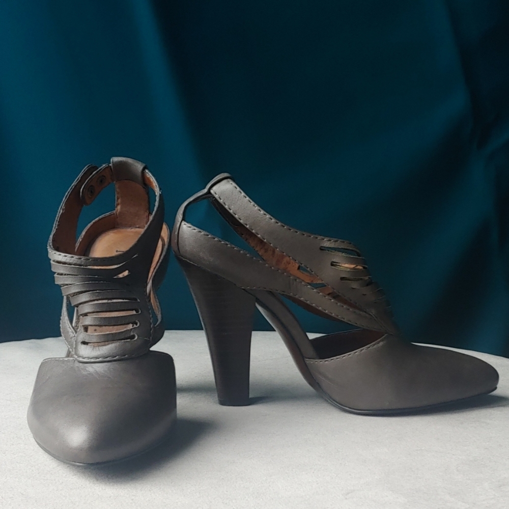 No 704b Gray Leather Cutout Heels